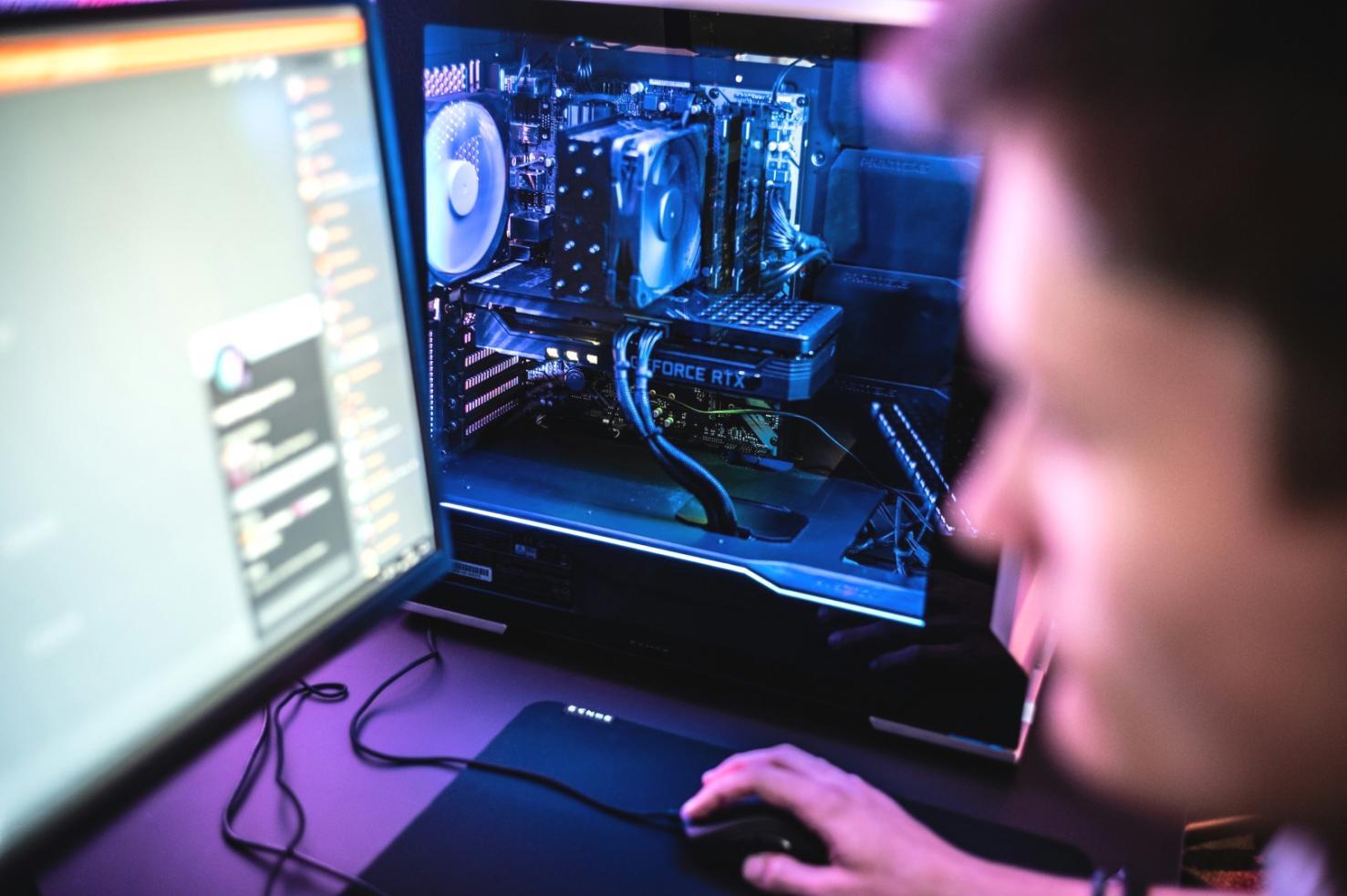 チームメンバーが協力してシステム開発を行っている様子