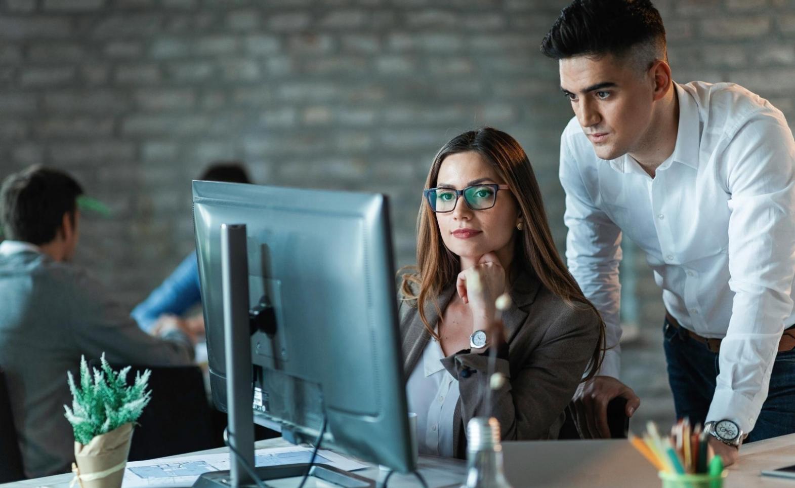 最新の分析システムを操作するエンジニア